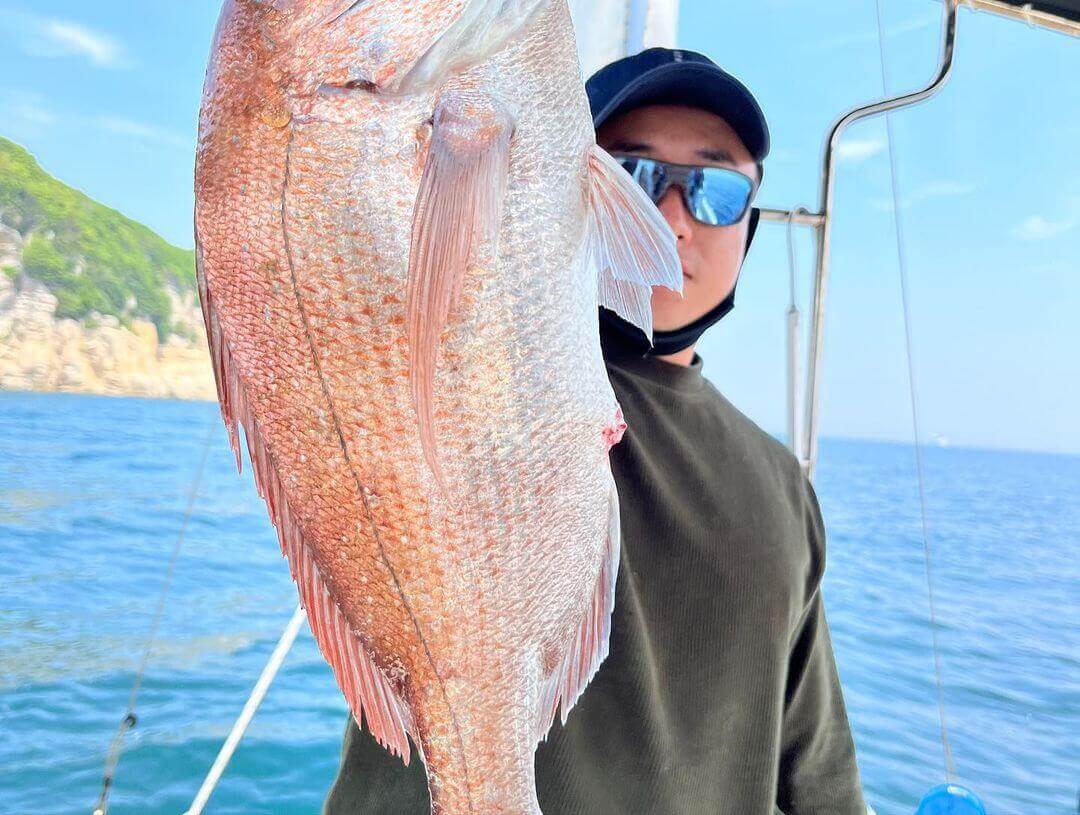 小豆島で釣れたタイをもつ船長