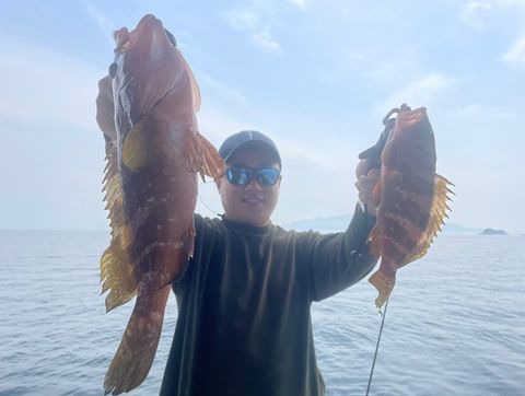 小豆島で釣れたタイとアコウを持つ男性