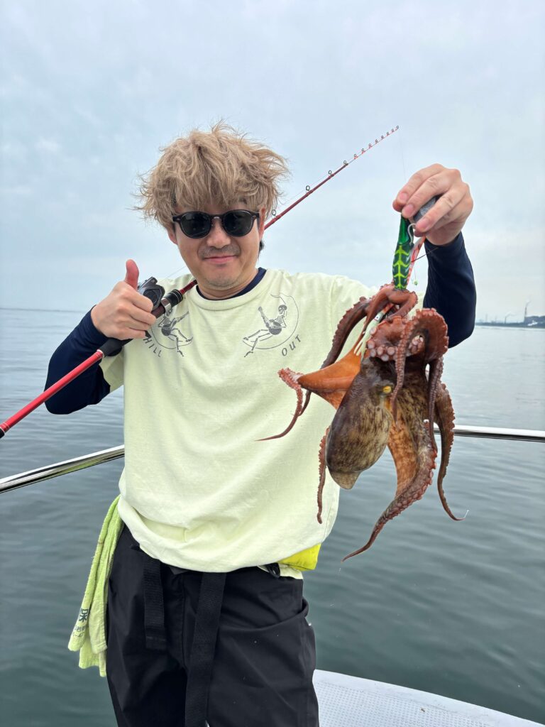 明石の海で釣れたタコと釣り人