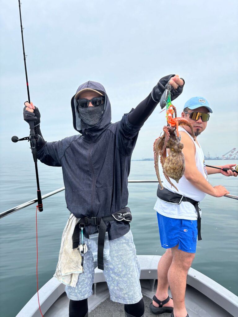 明石の海で釣れたタコと釣り人